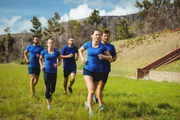 Fit mensen die lopen in boot camp — Stockfoto