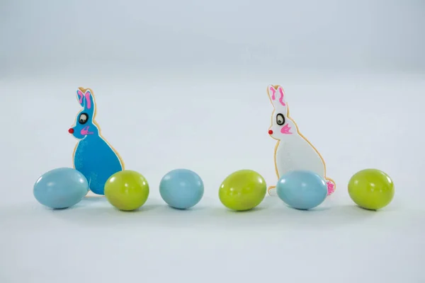 Ovos de Páscoa com brinquedo Coelho de Páscoa — Fotografia de Stock