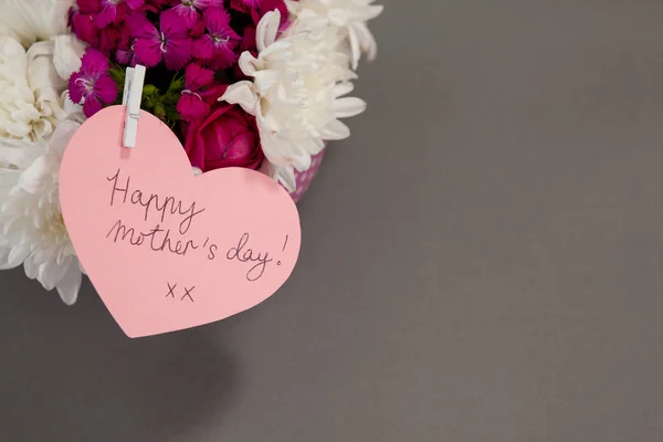 Куча свежих цветов с открыткой на день матери — стоковое фото