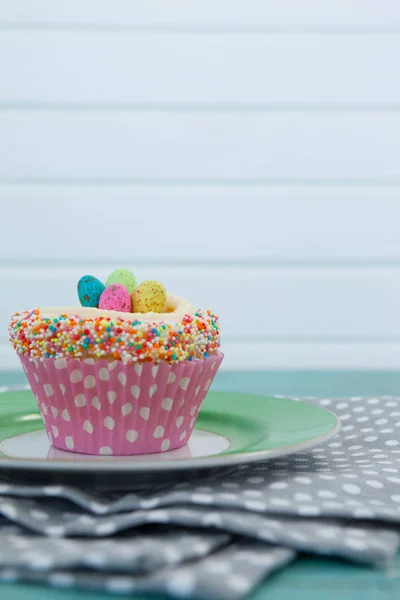 Cupcake with Easter eggs served in plate — Stock Photo, Image
