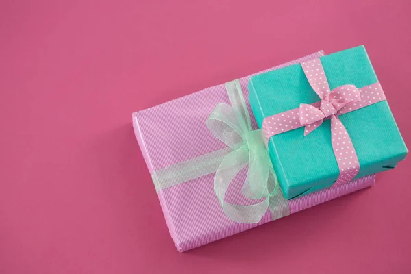 Geschenkboxen vor rosa Hintergrund — Stockfoto