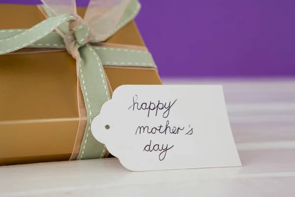 Šťastné matky den karty s dárkovou krabičku — Stock fotografie