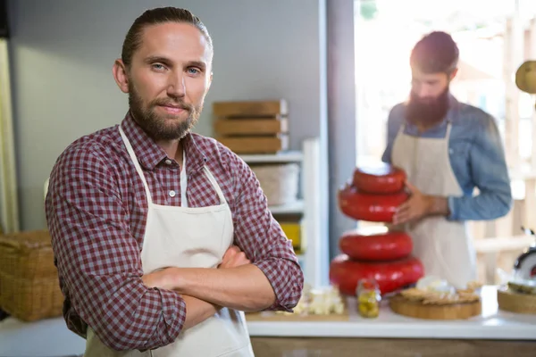 Porträtt av manliga personalen står med händerna korsade — Stockfoto