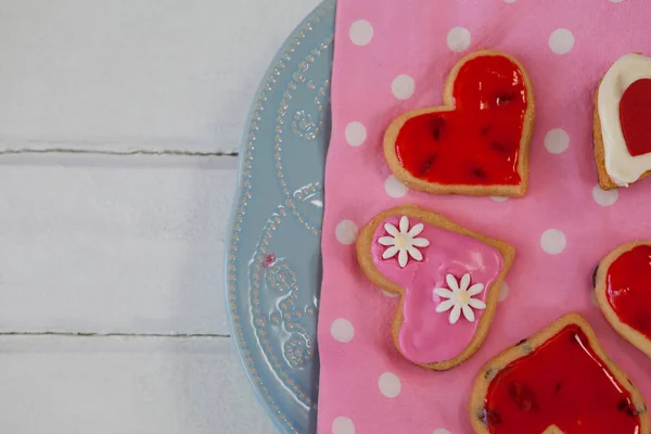 Heart shape gingerbread cookies on plate — Stock Photo, Image