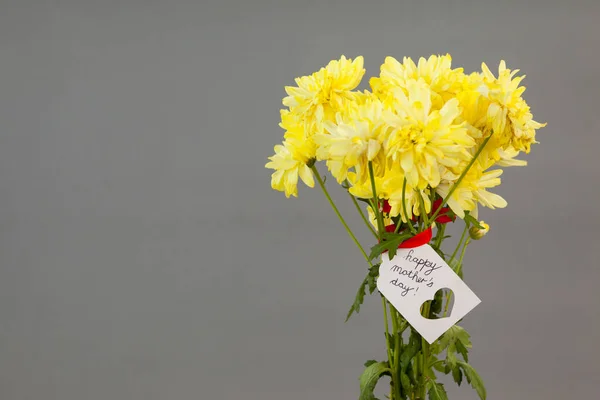 Nahaufnahme von glücklichen Muttertagskarten auf Blumen — Stockfoto
