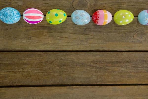 Ovos de Páscoa pintados na superfície de madeira — Fotografia de Stock