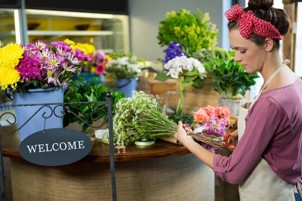 女性花屋準備の花の花束 — ストック写真