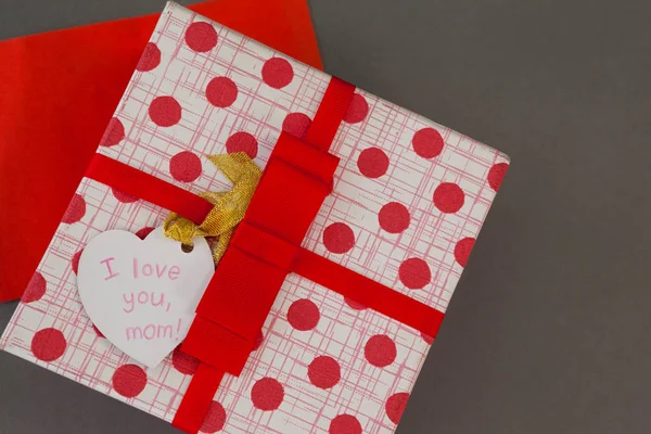 Nahaufnahme der Geschenkschachtel mit i love you mom tag — Stockfoto