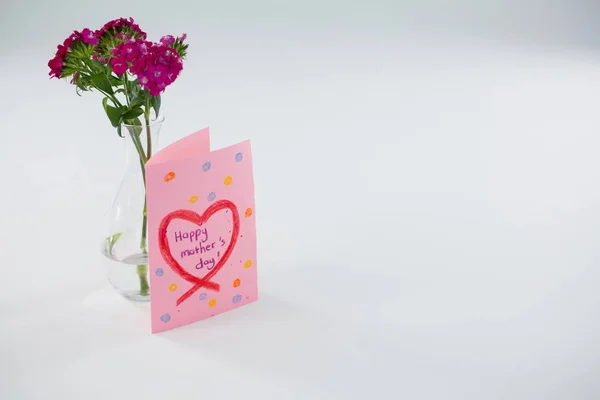 Mutlu anneler günü kartı çiçek vazo ile yakın çekim — Stok fotoğraf