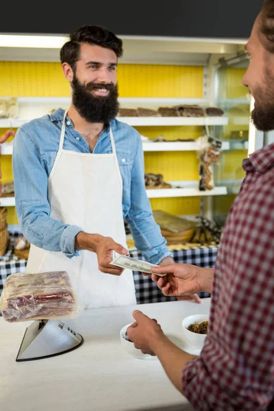 Cliente pagando la factura en efectivo en el mostrador de carne — Foto de Stock