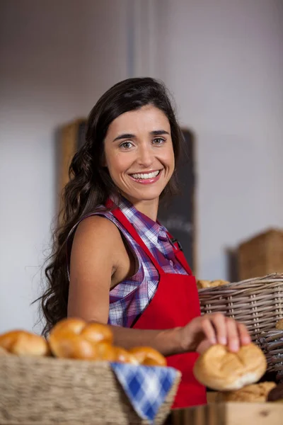 Personal femenino sosteniendo canasta de alimentos dulces en la sección de panadería —  Fotos de Stock