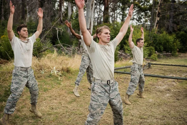 Soldati che eseguono esercizio di stretching — Foto Stock
