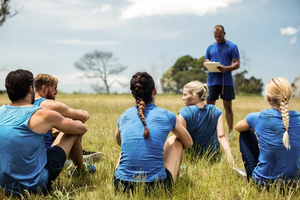 Fit people sitting together — Stock Photo, Image