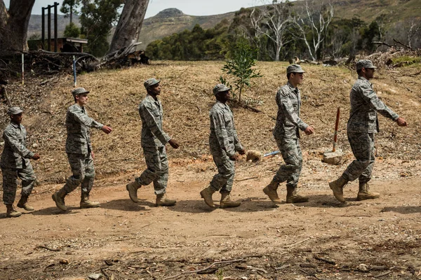 Grupo de soldados militares en una sesión de entrenamiento — Foto de Stock