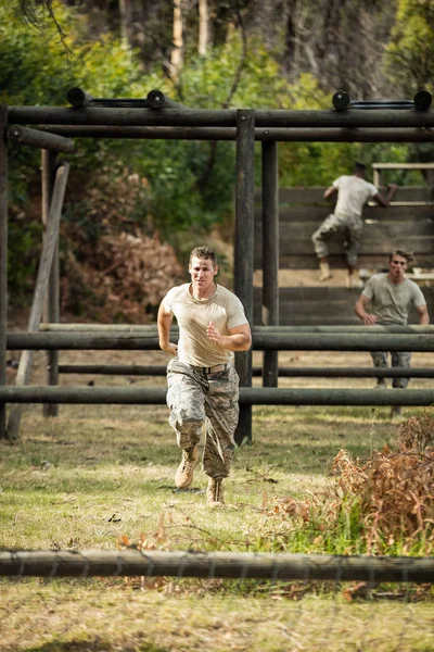 Soldier running through obstacle course — Stock Photo, Image