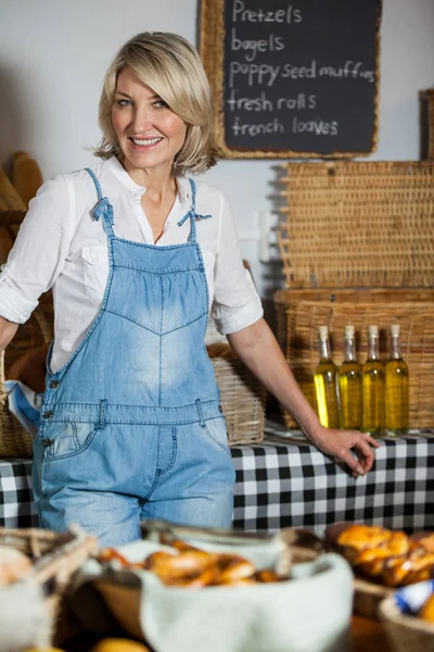 Vrouwelijk personeel staan bij bakkerij sectie — Stockfoto