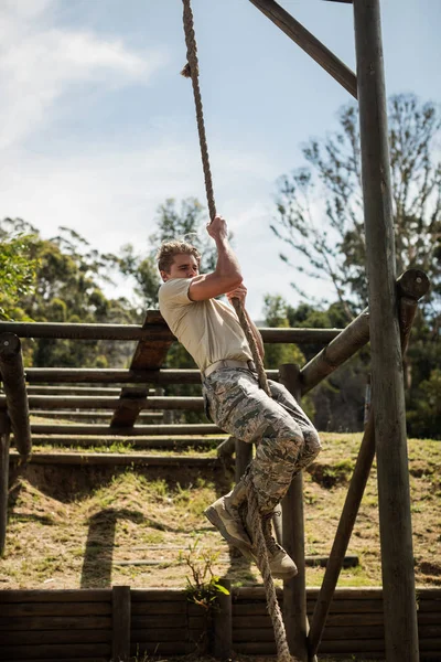 군 군인 훈련 로프 등반 — 스톡 사진