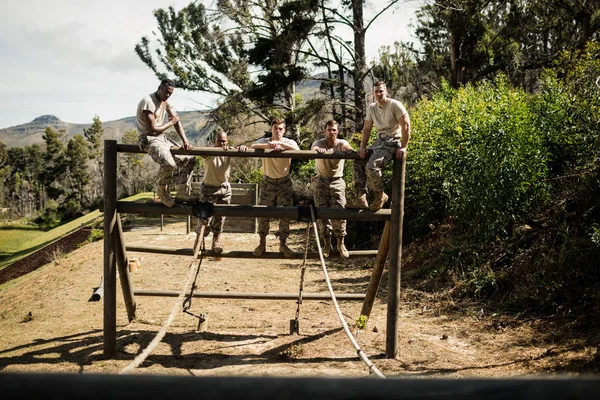 Soldats debout sur le parcours d'obstacles — Photo