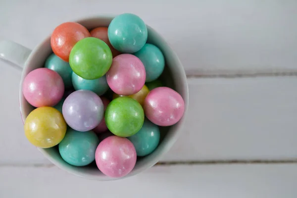 Цветные пасхальные яйца в миске — стоковое фото