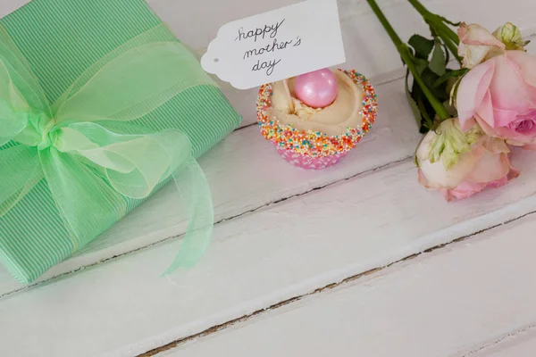 Tarjeta feliz día de las madres con pastel de taza y caja de regalo — Foto de Stock
