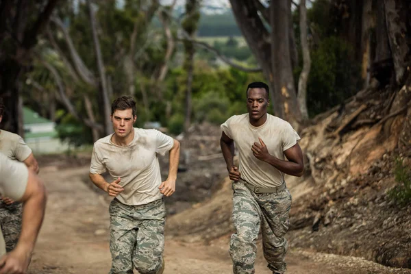 Soldados corriendo en el campo de entrenamiento — Foto de Stock