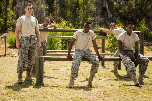 Katonai katonái pihentető, fitness-nyomvonal — Stock Fotó