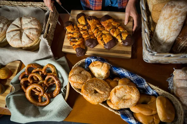 Különféle édes ételek és kenyerek a számláló — Stock Fotó
