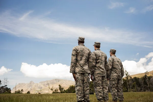 Grupa żołnierzy wojskowych, stojąc w kolejce — Zdjęcie stockowe