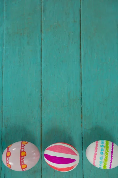 Huevos de Pascua pintados en tablón de madera — Foto de Stock