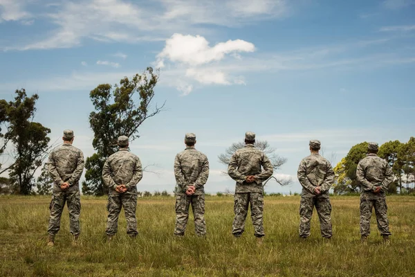 Grupo de soldados militares en fila — Foto de Stock