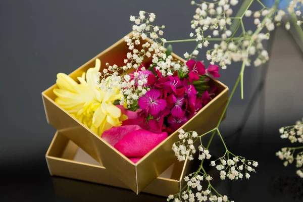 Caixa de presente aberta com flores — Fotografia de Stock