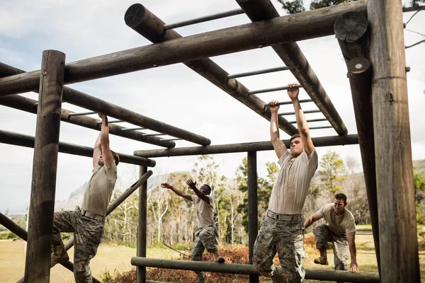 Soldaten klettern auf Affenstangen — Stockfoto
