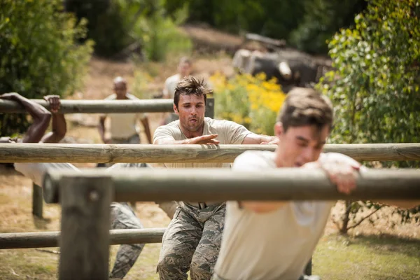 Soldats militaires s'entraînant sur piste fitness — Photo