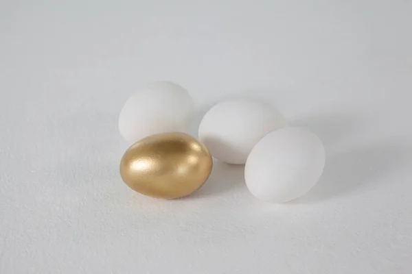 Ovos de páscoa brancos e dourados — Fotografia de Stock
