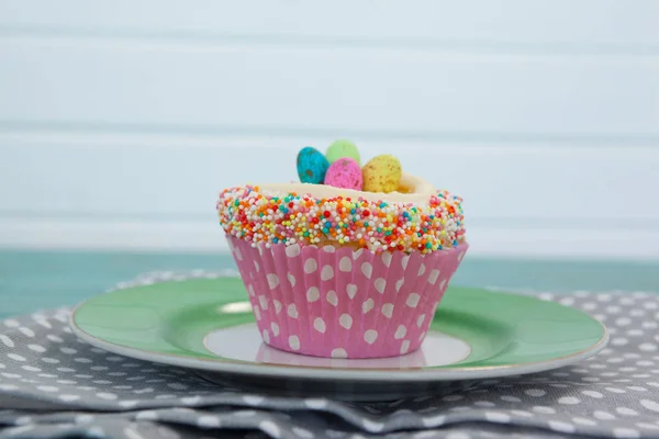 Cupcake con uova di Pasqua servito in piatto su un tovagliolo — Foto Stock