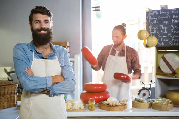 Porträtt av manliga personalen står med händerna korsade — Stockfoto