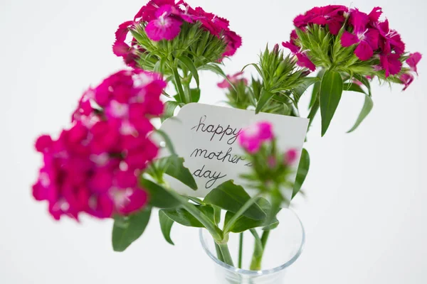 Bunch of pink roses with happy mothers day tag in flower vase — Stock Photo, Image