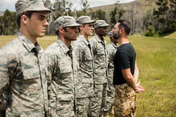 Allenatore che impartisce addestramento al soldato militare — Foto Stock