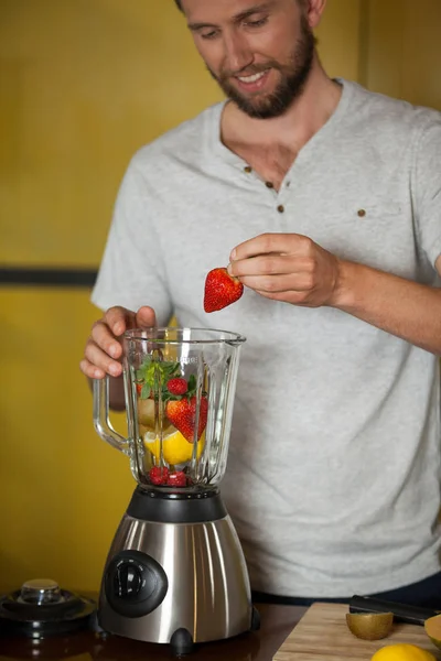 Male staff preparing a juice — Stock Photo, Image