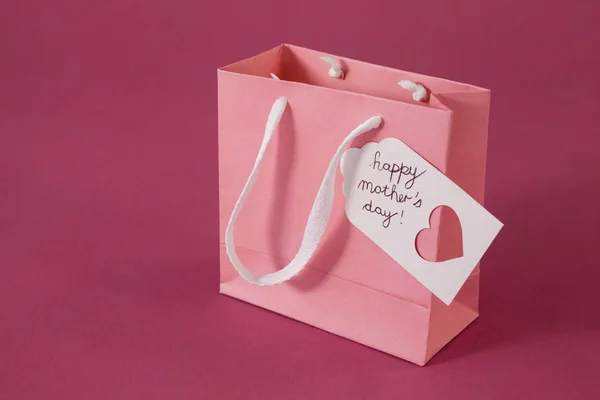 Cartão de dia de mães felizes no saco de papel — Fotografia de Stock
