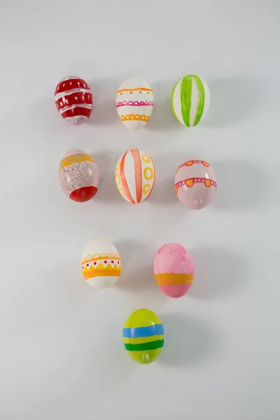 Namalované velikonoční vajíčka na bílém pozadí — Stock fotografie