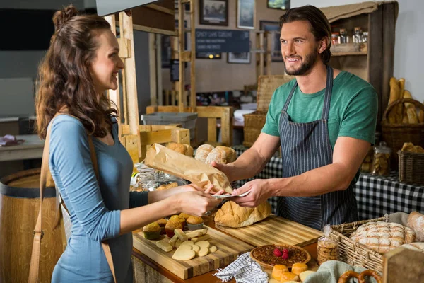 Personale che riceve il pagamento dal cliente — Foto Stock