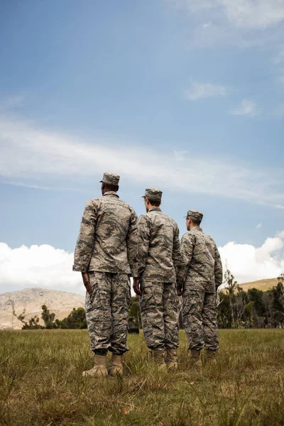 Група військовослужбовців, що стоять у черзі — стокове фото