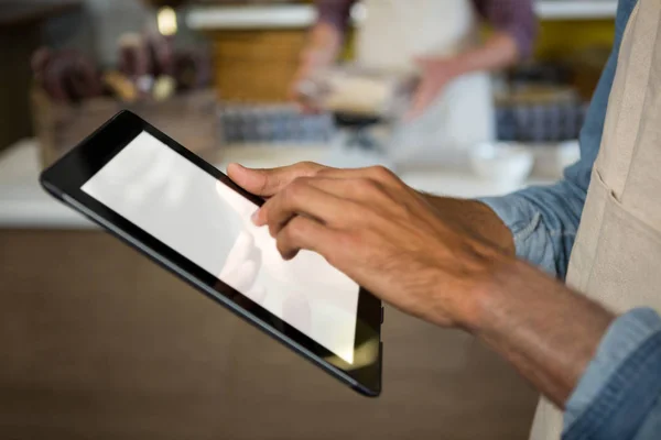 Seção média da equipe masculina usando tablet digital perto do balcão de carne — Fotografia de Stock