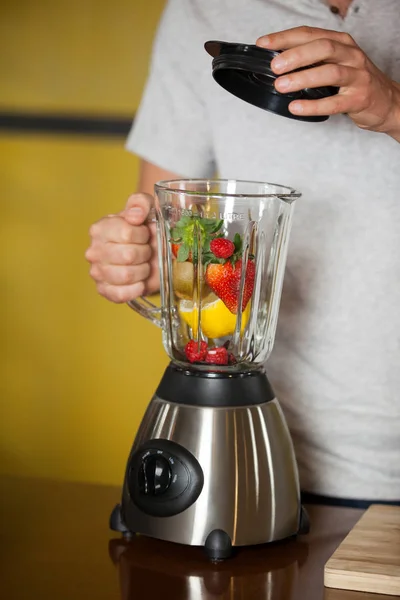 Male staff preparing a juice — Stock Photo, Image