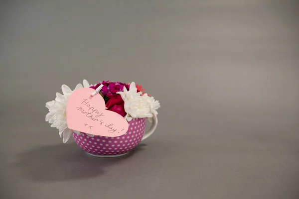 Bando de flores frescas com cartão de dia de mães felizes — Fotografia de Stock