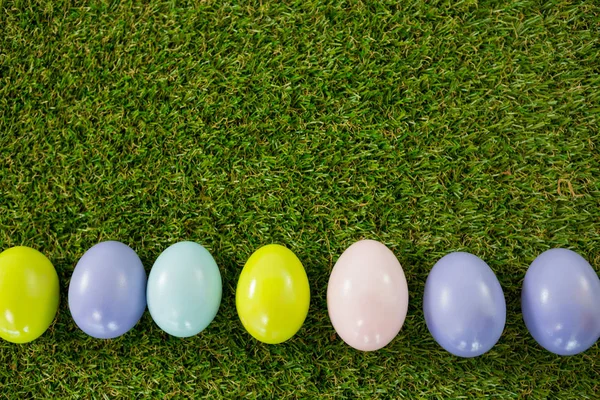Çimenlerin üzerinde renkli Paskalya yortusu yumurta — Stok fotoğraf