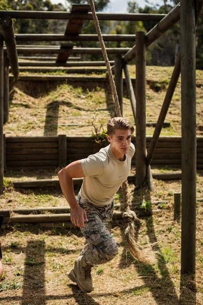 Στρατιώτης στρατιωτική εκπαίδευση σχοινί αναρρίχησης — Φωτογραφία Αρχείου