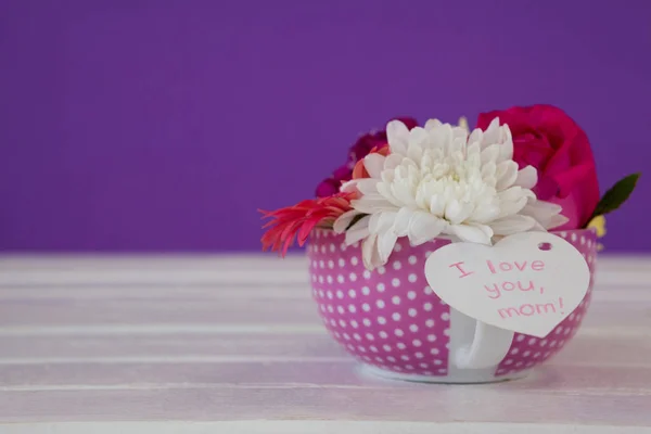 Ramo de flores frescas con I love you mom card — Foto de Stock