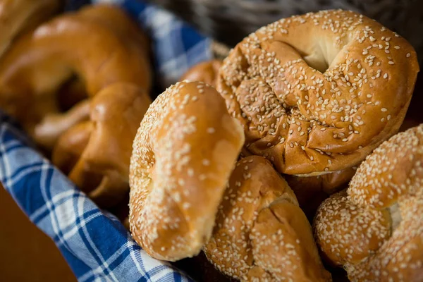 Verschiedene Arten von Brötchen im Korb — Stockfoto